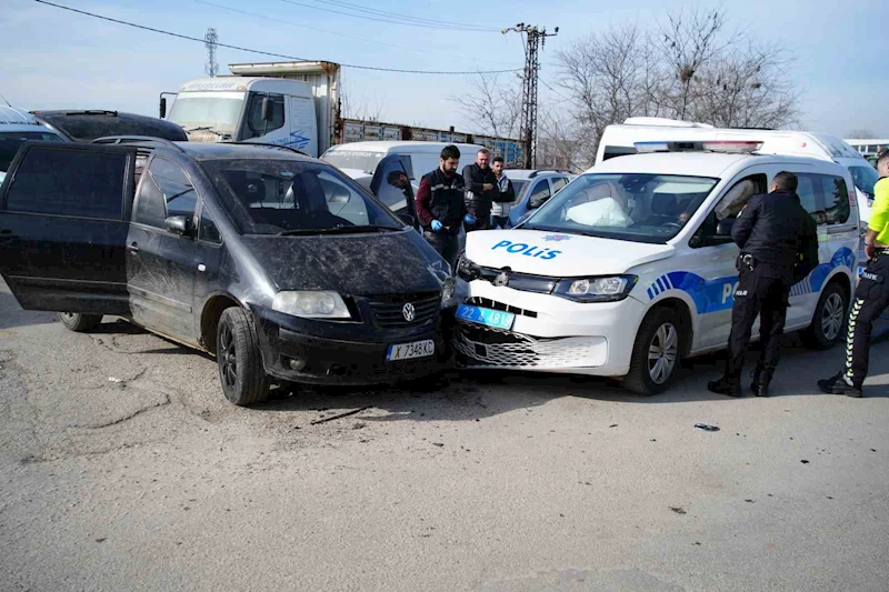 Edirne’de günlerdir polislerden kaçan sürücü ekip otosuna çarptı: 2 polis yaralı
