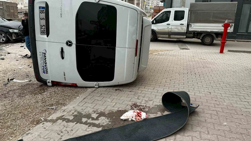 Bursa’da kontrolden çıkan servis minibüsü yan yattı : Sürücü yaralandı
