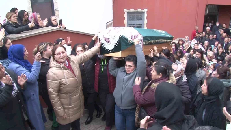 Eşi tarafından öldürülen Duygu Can’ın cenazesinde tabutunu kadınlar taşıdı

