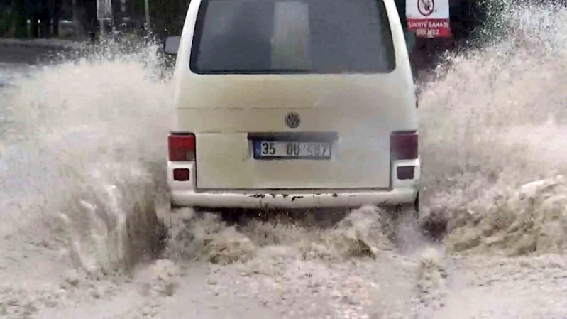 Edirne’de sağanak yağış: Caddeler göle döndü