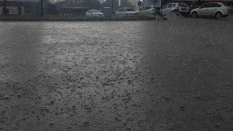 Tekirdağ’da şiddetli yağış: Doluyla karışık yağmur sokakları suyla kapladı