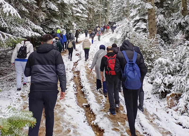 Öğrenciler, yaylaları kar yürüyüşü ile keşfetti
