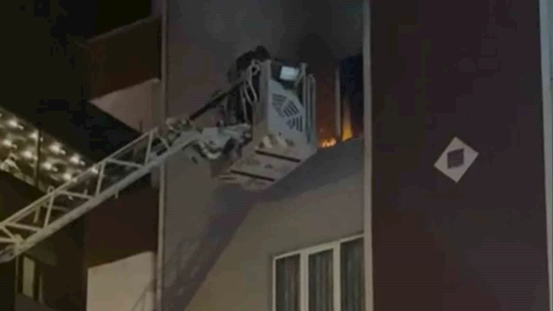 7 katlı apartmanda yangın: Daire alevlere teslim oldu
