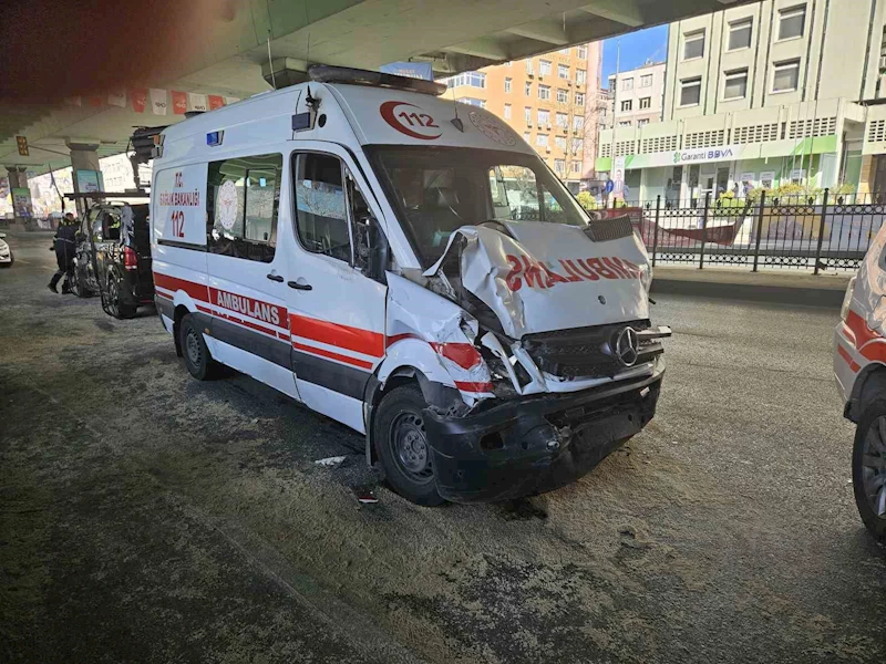 Mecidiyeköy’de hatalı dönüş yapan minibüsle hastaya yetişmeye çalışan ambulans çarpıştı
