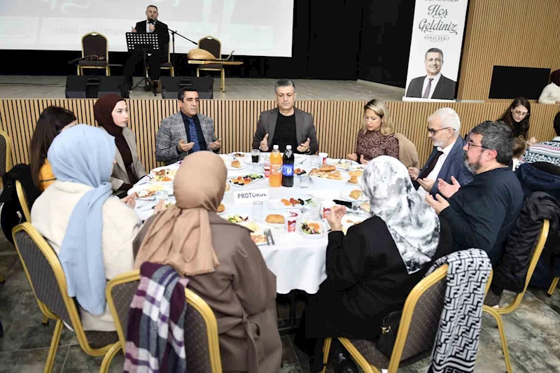 Esenyurt Belediye Başkanı Bozkurt, eğitimcilerle iftar programında bir araya geldi
