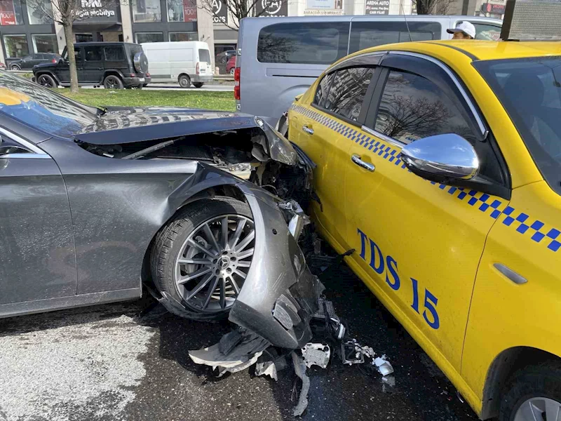 Süratli gelen otomobil ışıklarda duran araçlara çarptı: 1 yaralı
