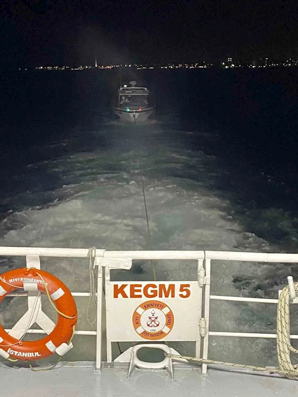 Yeşilköy açıklarında makine arızası yapan tekne sürüklendi, 3 kişi kurtarıldı
