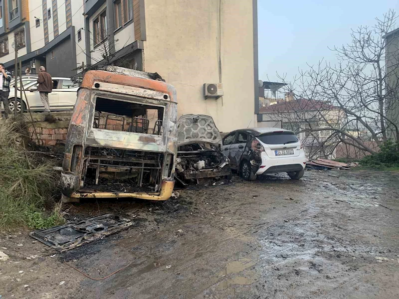 Beyoğlu’nda park halindeki 4 araç alev alev yandı