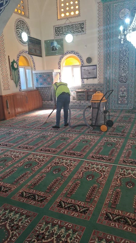 Burhaniye de camilere Ramazan temizliği
