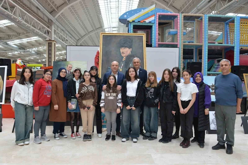 Başkan Bakkalcıoğlu resim ve fotoğraf sergisini gezdi

