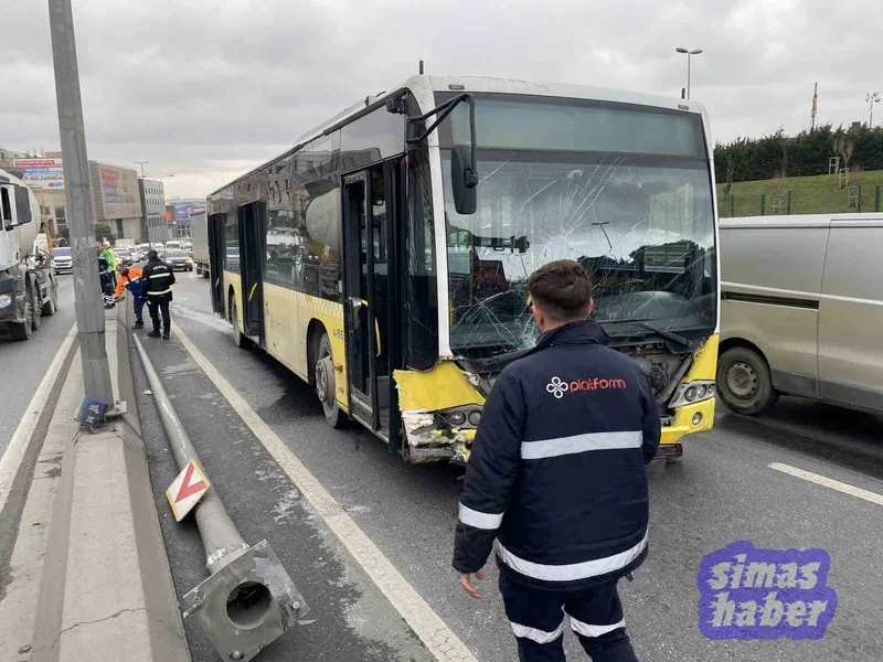 Otomobilin otobüse çarptı: 2 yaralı