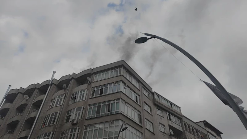Sultangazi’de 5 katlı binada korkutan yangın: Mahsur kalan 3’ü çocuk 7 kişi kurtarıldı
