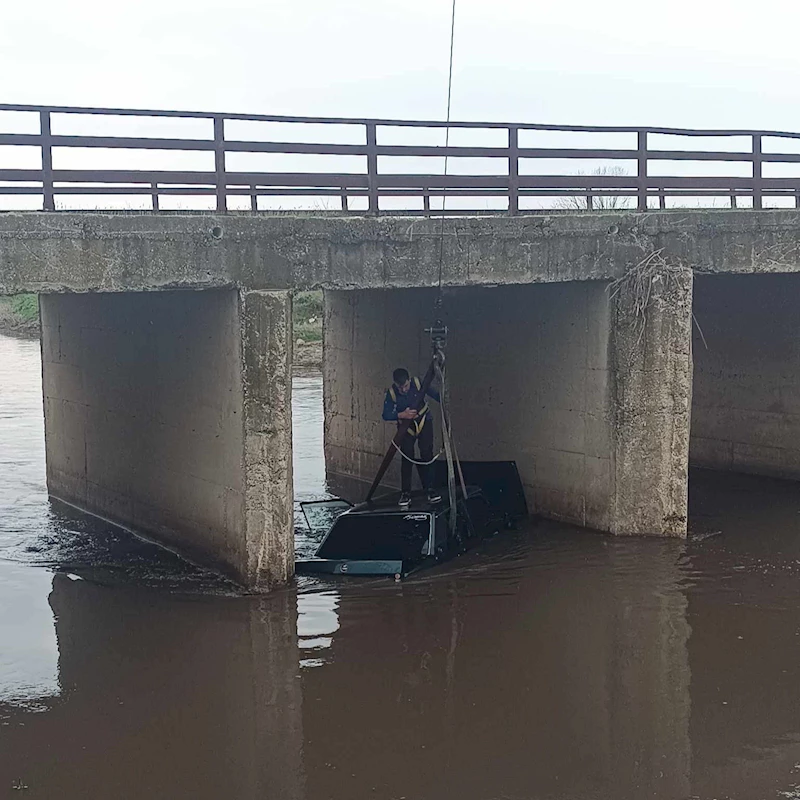 Babaeski’de otomobil nehre uçtu: 1 yaralı
