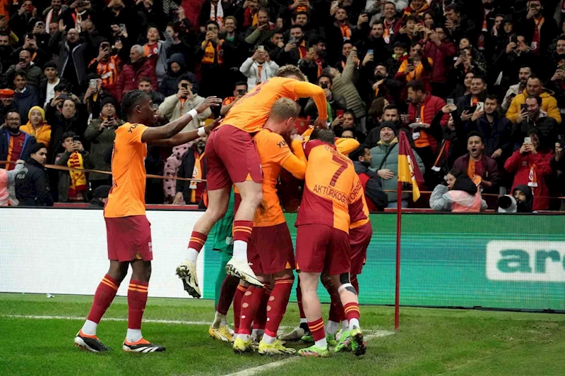 Trendyol Süper Lig: Galatasaray: 4 - Çaykur Rizespor: 1 (İlk yarı)
