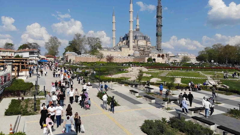 Edirne’ye turist akını: Adım atacak yer kalmadı
