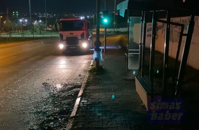 Polisten kaçan ehliyetsiz sürücü otobüs durağına çarptı