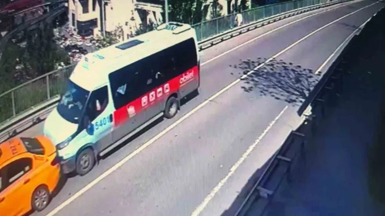 Sarıyer’de 5 yolcunun yaralandığı minibüs kazası kamerada