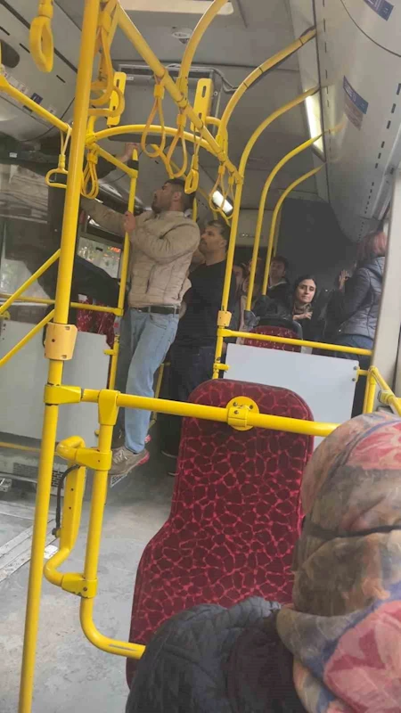 Kadıköy’de taşkınlık çıkaran şahsı yolcular dışarı attı
