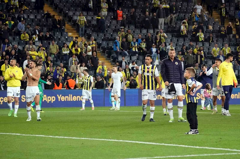 Fenerbahçe derbi galibiyetini taraftarıyla kutladı
