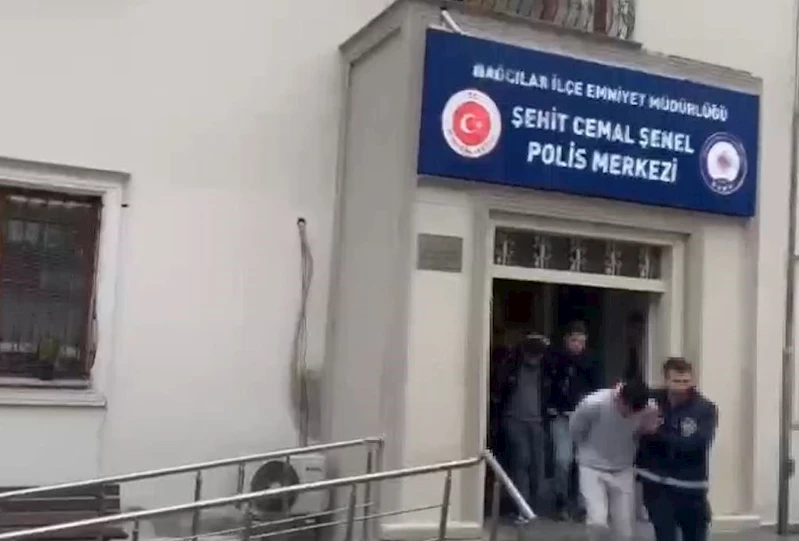 Bağcılar’da sokak ortasında bıçaklı ve silahlı saldırı kamerada
