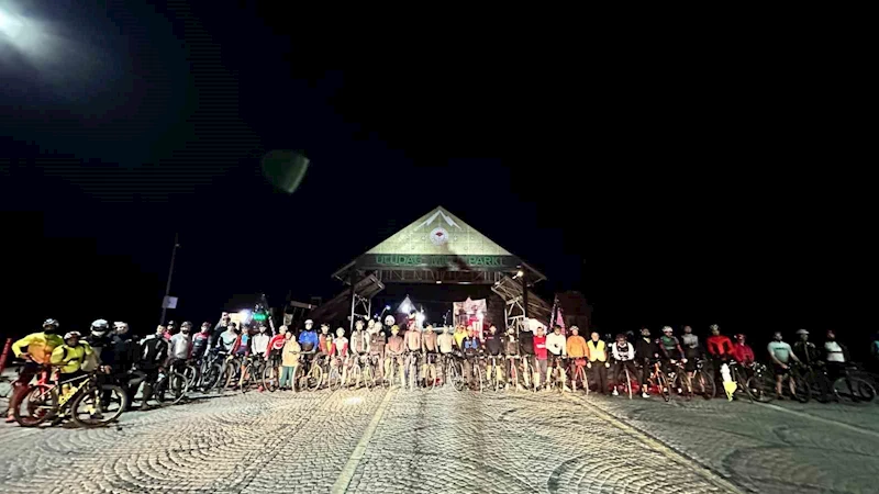 Bisiklet tutkunları iftar sonrası Uludağ’a pedal çevirdi
