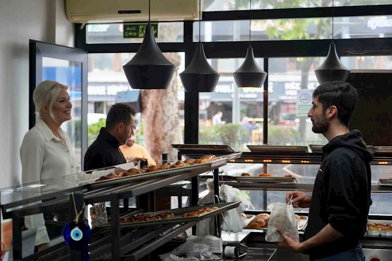 Sabah makama gitmeden esnaf ziyareti yaparak, vatandaşlarla çay içti
