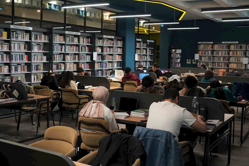 Gençler, üniversite sınavına kitap kahvelerde hazırlanıyor
