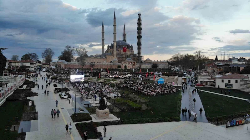 Selimiye Camii gölgesinde 5 bin kişi iftar yaptı
