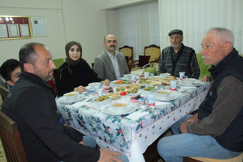 Şehit ailesinin iftar sofrasına misafir oldu
