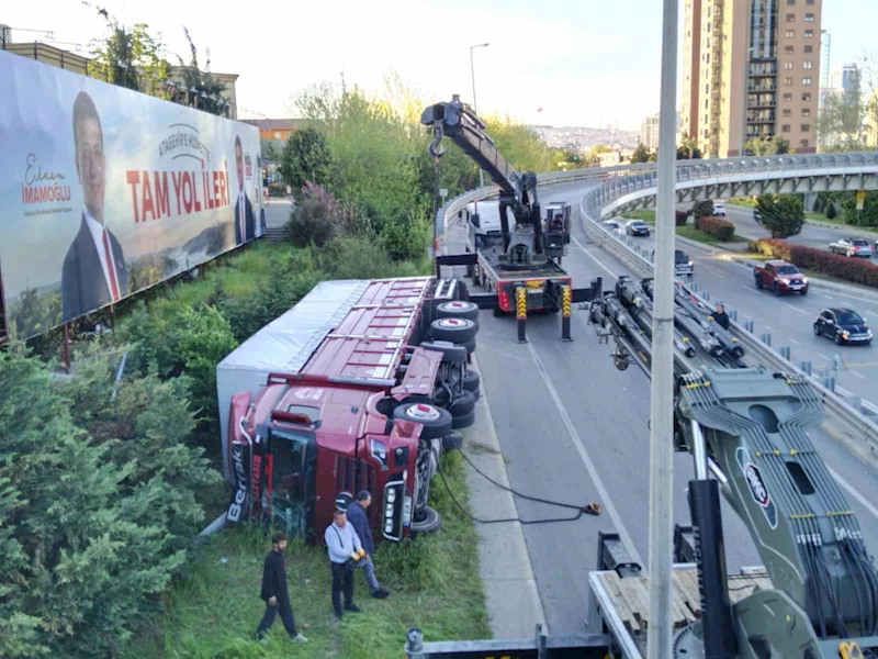 Ataşehir’de sebze yüklü kamyon virajı alamayarak yan yattı
