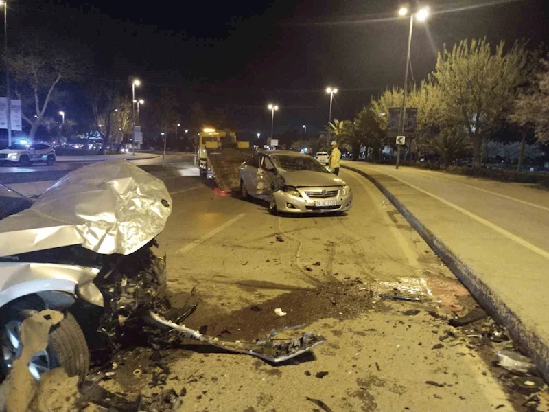 Maltepe’de karşı yönlerden gelen 2 otomobil çarpıştı

