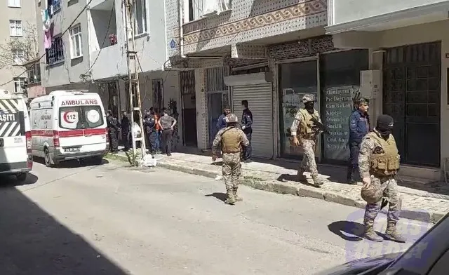 Sultanbeyli’de bir kişi kendini eve kilitledi, devreye özel harekat polisleri girdi