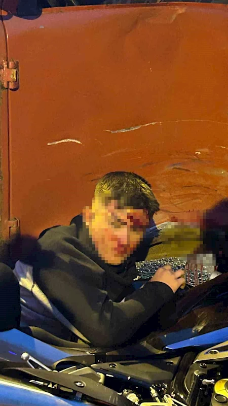 Kocaeli’de 2 motosiklet ve kamyonetin karıştığı kazada 4 kişi yaralandı
