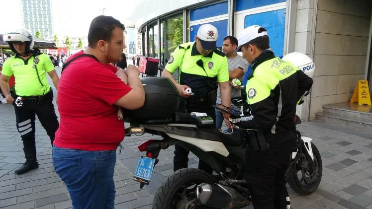 Taksim’de yaya yolunu işgal eden motosiklet sürücülerine ceza yağdı
