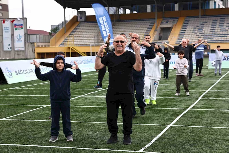 Bağcılar’da yaşlılar ve ilkokul öğrencileri birlikte spor yaptı
