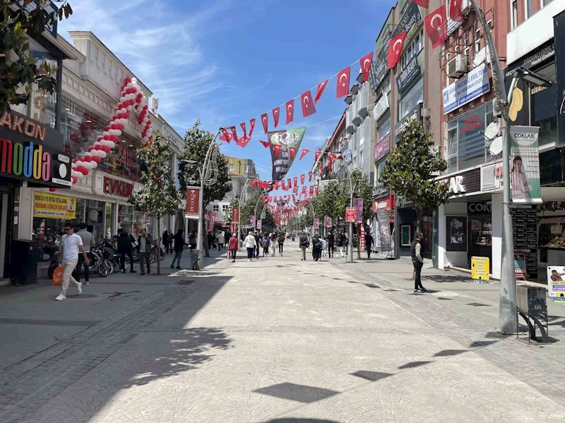 Şehrin en işlek caddesi boks ringine döndü: O anlar kamerada