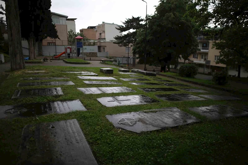 (Özel) Çocuk parkı içerisindeki Fransız Mezarlığı, mezar taşlarıyla dikkat çekiyor
