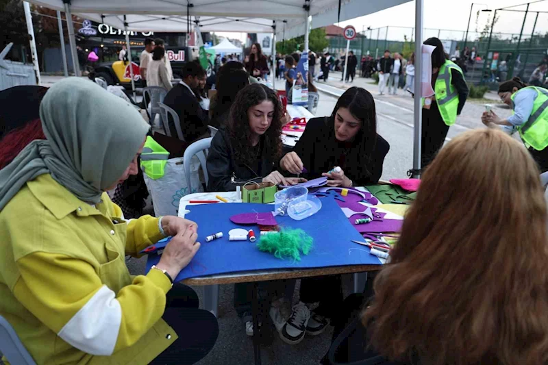 Üniversiteli gençler festivalde eğlenerek stres attı
