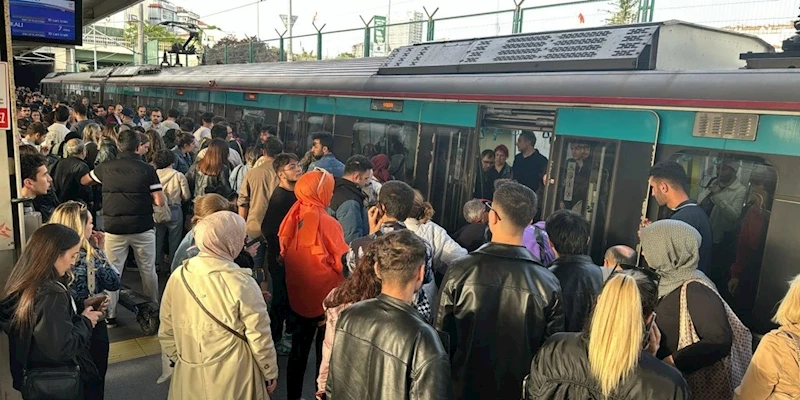 Marmaray’da bir kişi raylara atlayarak intihar etti
