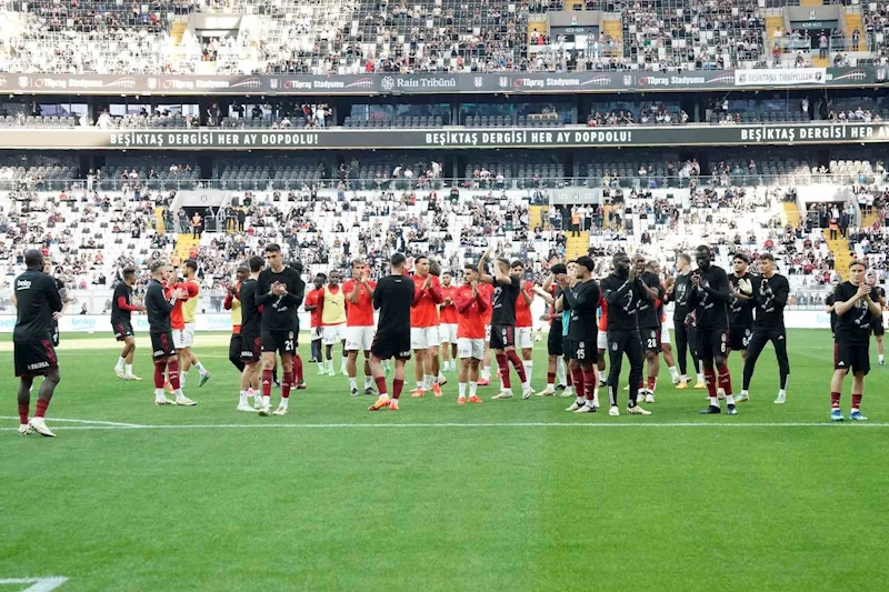 Beşiktaş ve Hataysporlu futbolcular, tribünleri birlikte selamladı
