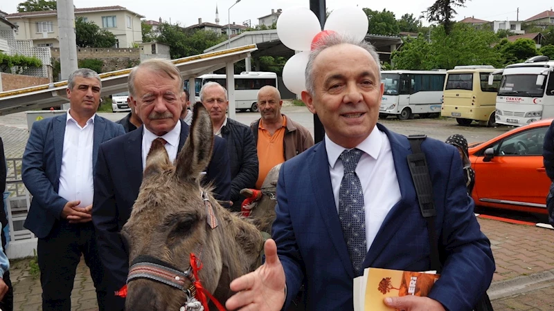 Eşekle köy köy gezip kitap dağıtıyor
