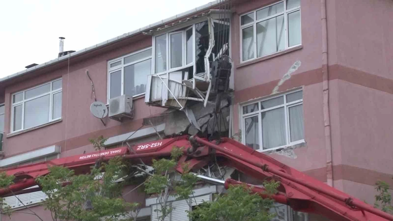 Üsküdar’da beton pompası apartmanın üzerine devrildi: 2 balkon çöktü
