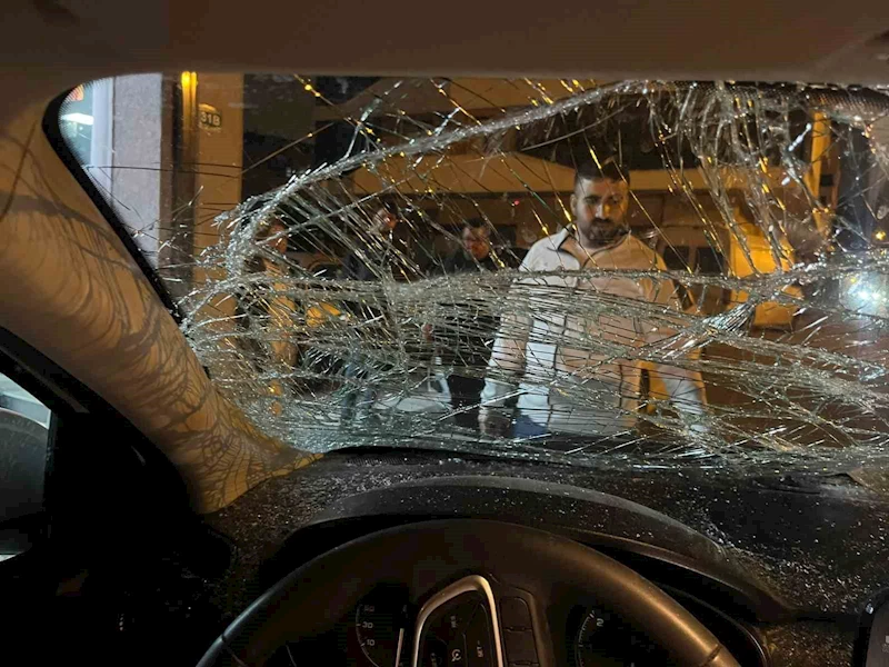 Bursa’da seyir halindeki otomobile at çarptı... O anlar kameraya yansıdı
