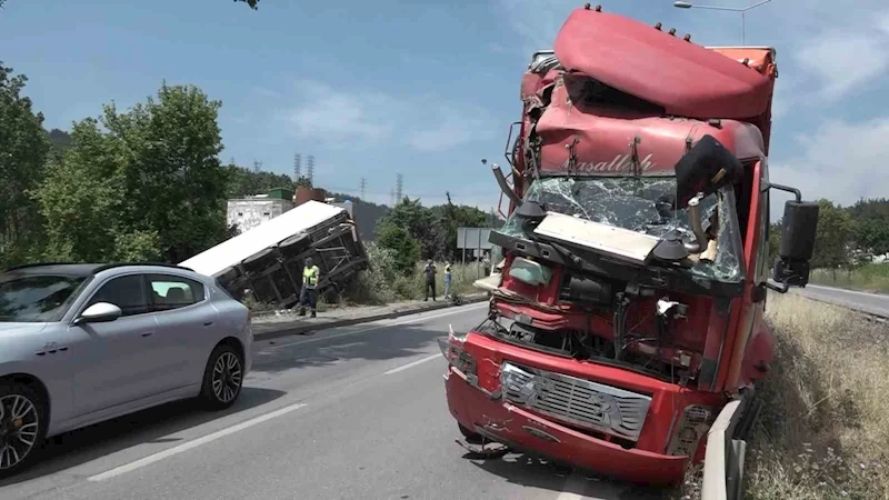 Bursa’da kamyon ile çarpışan tır şarampole uçtu
