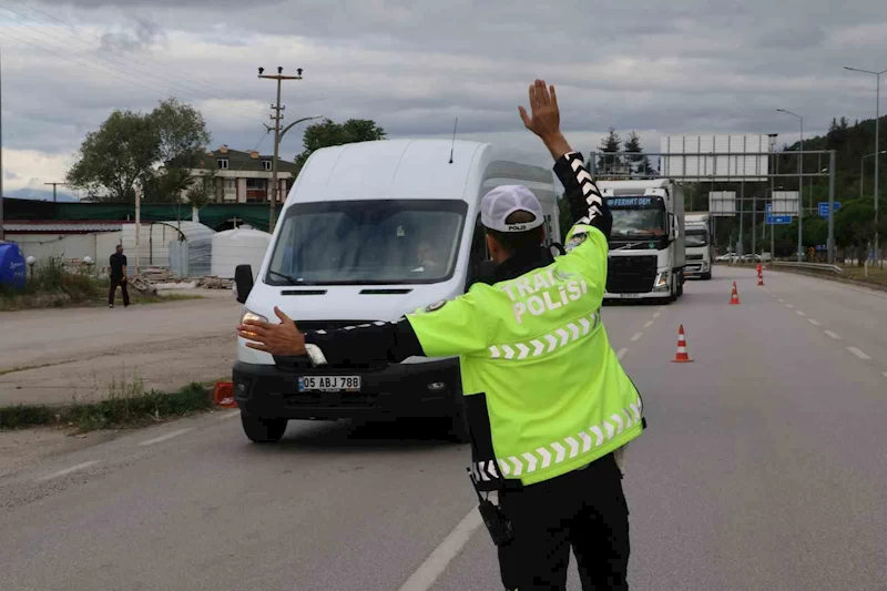 Taşova’da polis yük taşıyan araçları denetledi
