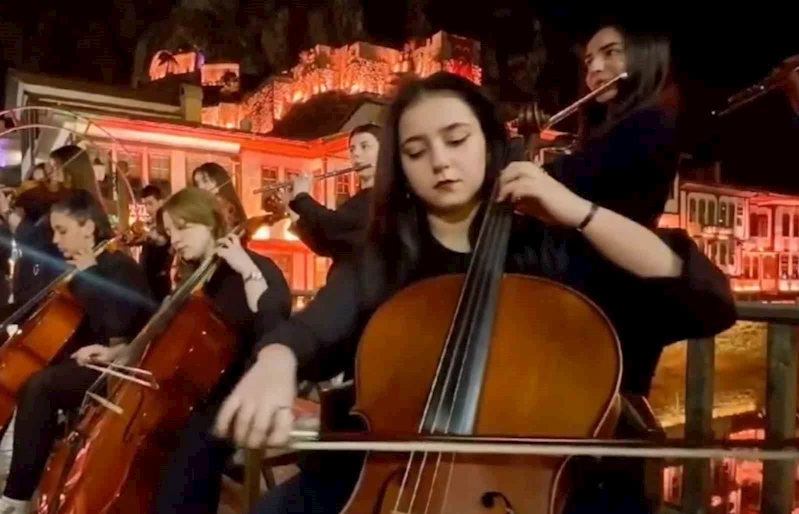 Milli Eğitim Bakanlığı, öğrencilerin çaldığı İstiklal Marşı’nı Amasya görüntüsüyle paylaştı
