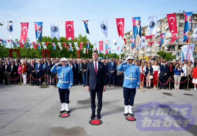 Kartal’da 19 Mayıs törenleri Atatürk Anıtı’na çelenk sunumuyla başladı