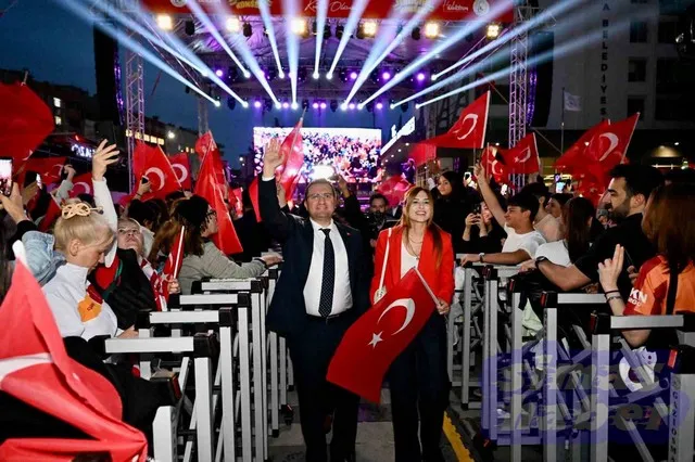 Gaziosmanpaşa’da 19 Mayıs Atatürk’ü Anma Gençlik ve Spor Bayramı, Emre Aydın konseri ile kutlandı