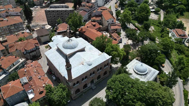 658 yıllık tarihi cami ucube yapıların arasında kurtarılmayı bekliyor
