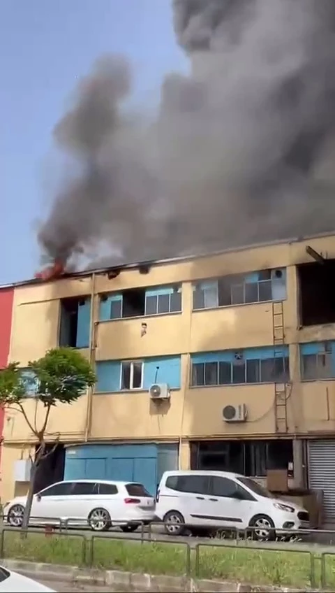 Başakşehir İkitelli organize sanayi bölgesinde bulunan İSTEKS Sanayi Sitesi’nde bir iş yerinde bilinmeyen bir nedenle yangın çıktı. Olay yerine çok sayıda itfaiye ekibi sevk edildi.
